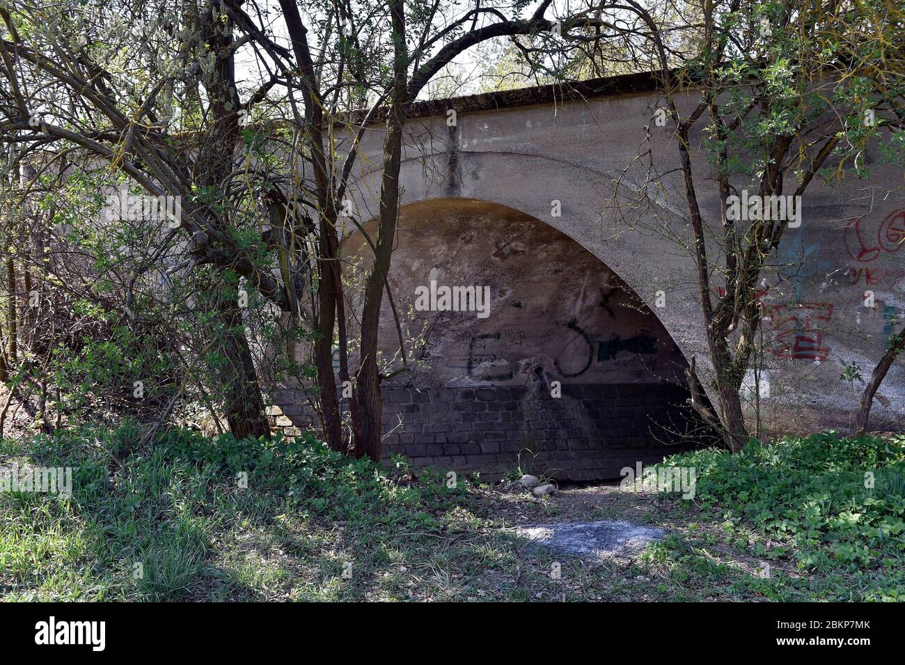 Das Bild Von. April 2020. Überreste der sogenannten Hitler-Autobahn bei Moravske Kninice in Brünn, Tschechische Republik, auf dem Bild vom 28. April 2020. Reste von Brücken, die während des Zweiten Weltkriegs gebaut wurden, sind noch in der Landschaft zu sehen. Das Verfassungsgericht der Tschechischen Republik wies die Klage gegen den südmährischen Bebauungsplan zurück, der vorsieht, dass auf den Spuren der sogenannten Hitler-Autobahn die Straße oder die Autobahn 43 durch Brünn führen wird. Quelle: Vaclav Salek/CTK Photo/Alamy Live News Stockfoto