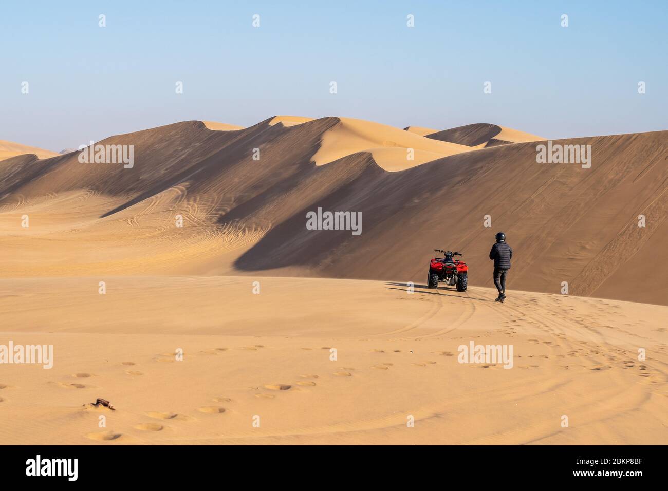 Mann in Schwarz auf roter Quad-Tour in der Wüste bei Swakopmund, Namibia Stockfoto