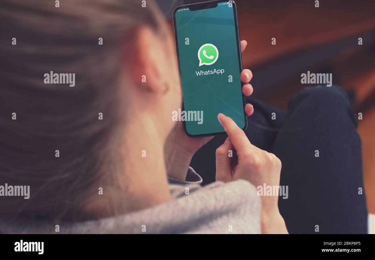 KIEW, UKRAINE-JANUAR 2020: WhatsApp auf dem Smartphone-Bildschirm. Junges Mädchen zeigt oder textet in Whatsapp auf dem Handy während einer Pandemie Selbstisolierung und Coronavirus-Prävention. Stockfoto