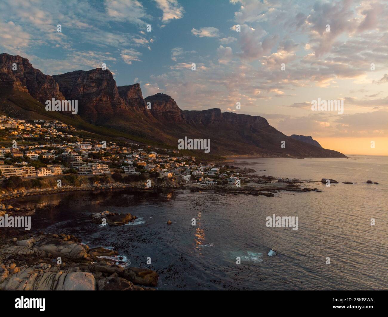 Luftaufnahme von Kapstadt mit dem Strand von Twelve Apostles Südafrika Stockfoto