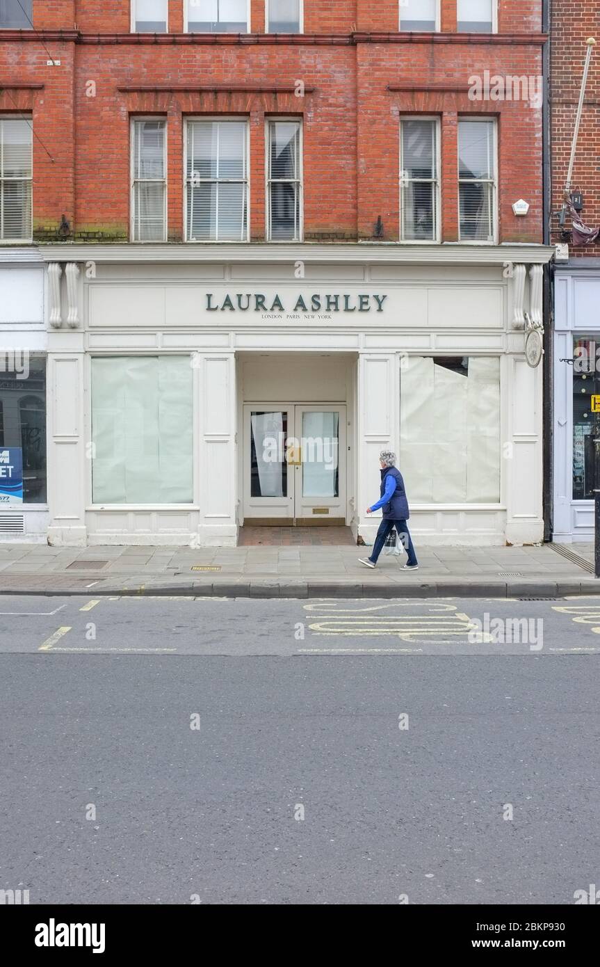 Ein geschlossener Laura Ashley-Laden in Salisbury, der der Mode- und Haushaltswarenkette folgt, die während der Coronavirus-Pandemie 2020 in die Verwaltung fiel. Stockfoto