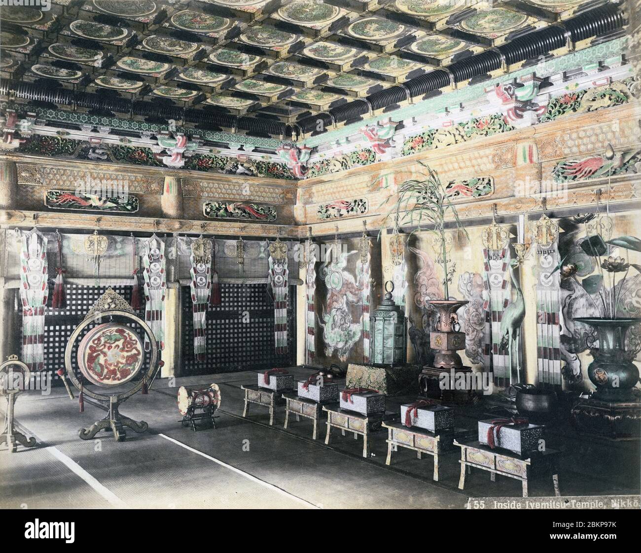 [ 1890er Jahre Japan - Innere des japanischen Tempels in Nikko ] - Innere von Taiyuin-BYO, das Mausoleum des dritten Shogun, Tokugawa Iemitsu (1604-1651) in Nikko, Tochigi Präfektur. In diesem Anbetungssaal sind an der Decke Bilder von 140 Drachen zu sehen. Vintage Albumin-Fotografie aus dem 19. Jahrhundert. Stockfoto