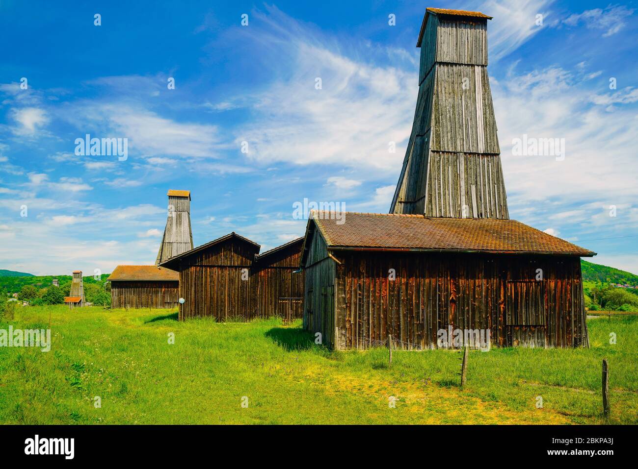 Die Bohrtürme von Zurzach (Pumpstationen) stehen in einer Reihe in der Landschaft von Bad Zurzach, Kanton Aargau, Schweiz. Stockfoto