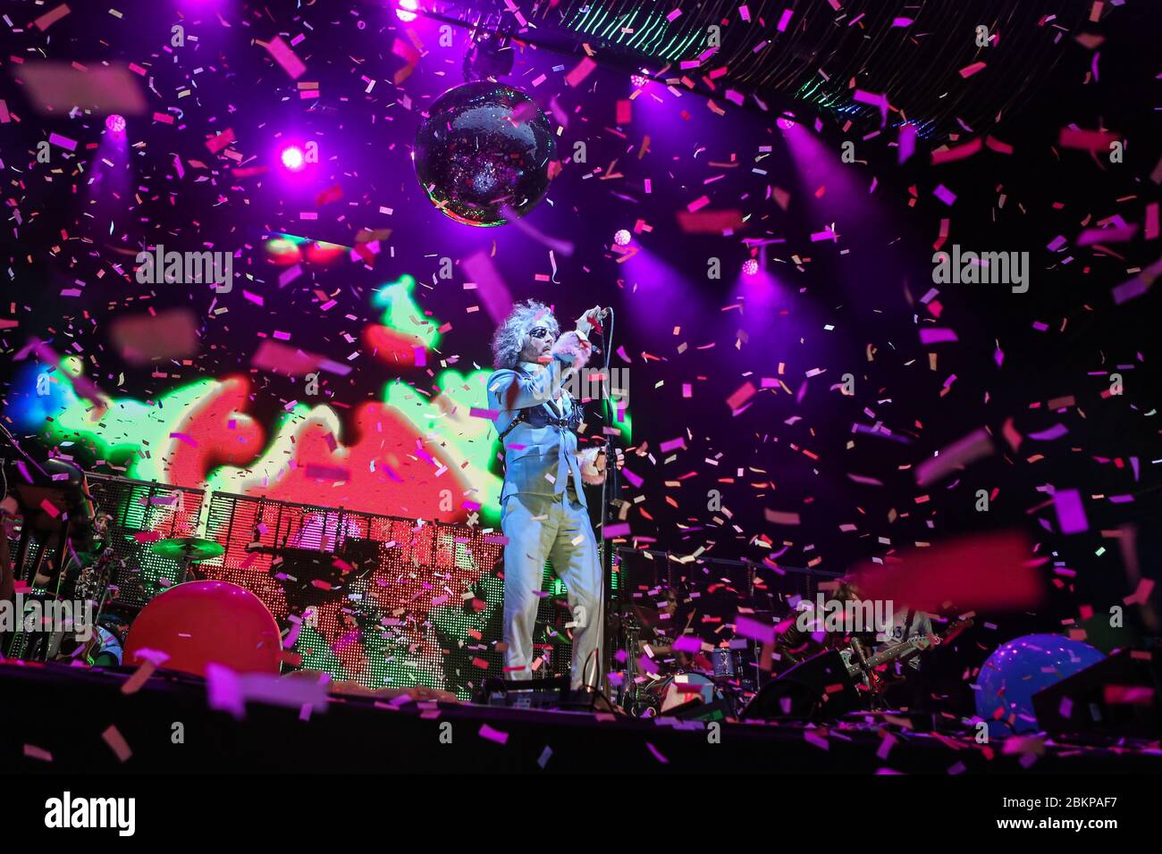 Sänger Wayne Coyne von The Flaming Lips, als die Band beim Bluedot Festival 2018 in der Jodrell Bank in Cheshire, Großbritannien auftritt. Stockfoto