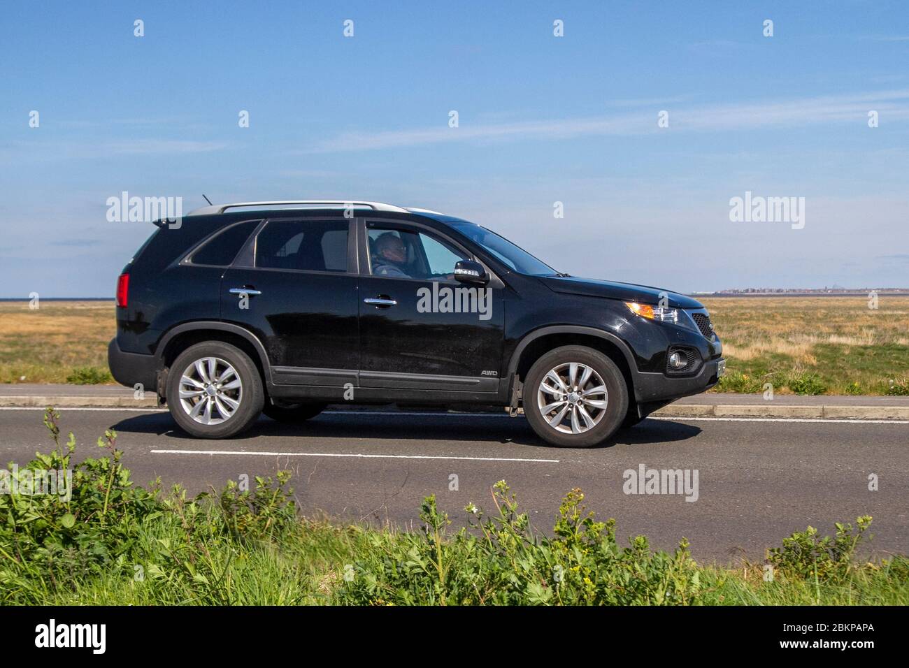 2011 schwarz Kia Sorento KX-3 CRDI 4X4; Fahrzeug Verkehr bewegende Fahrzeuge, Fahren Fahrzeug auf britischen Straßen, Motoren, Autofahren auf der Küstenstraße, Southport Merseyside UK Stockfoto