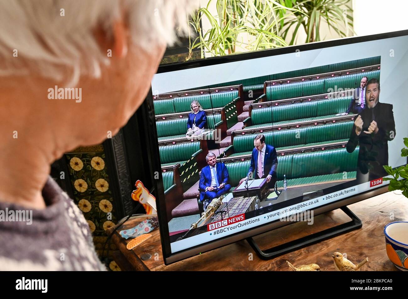 Matt Hancock, Staatssekretär für Gesundheit und Soziales im Parlament, zeigt soziale Distanzierung der Abgeordneten im parlament. Stockfoto