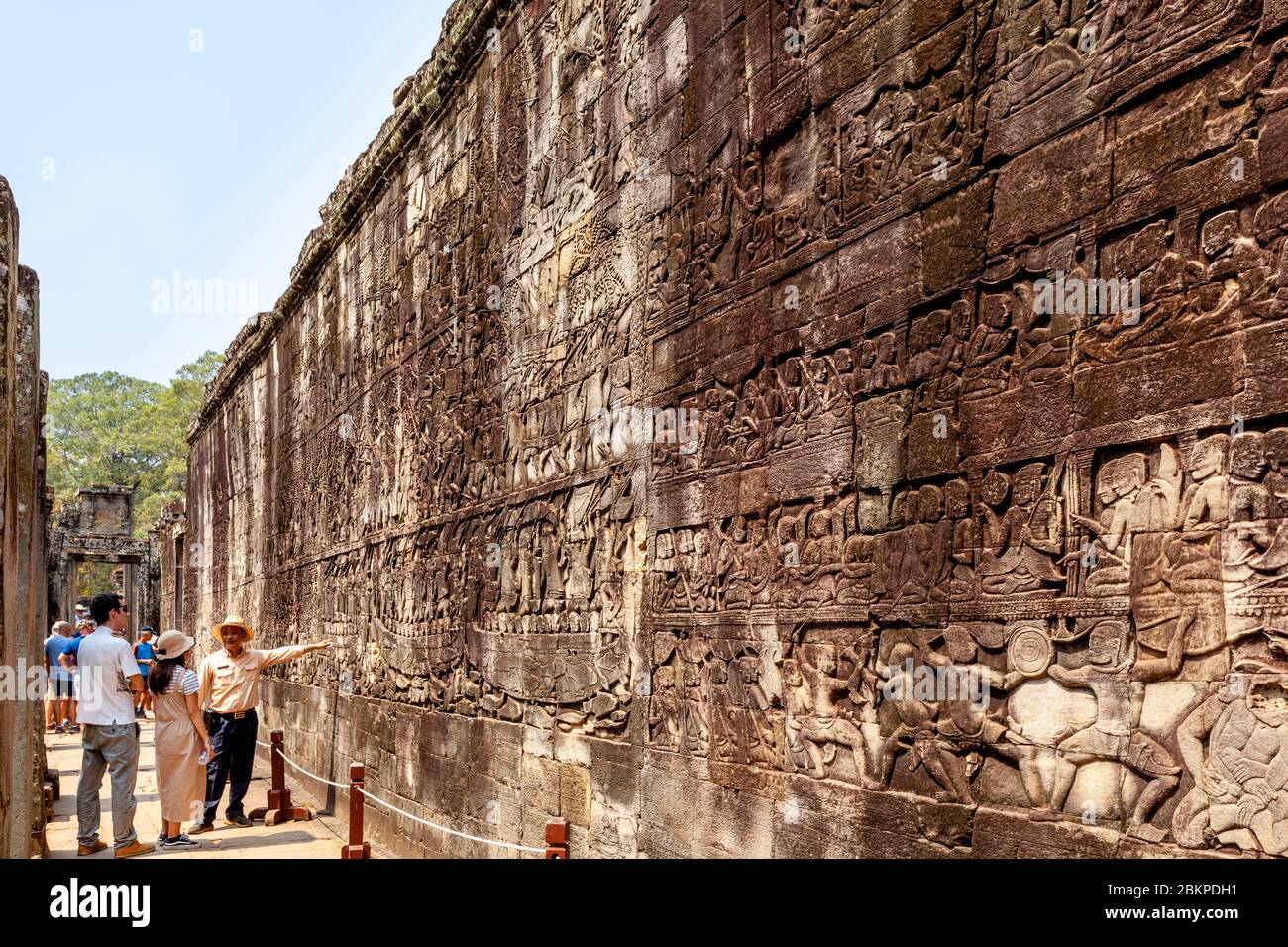 Besucher, Die Die Bas Reliefs Im Bayon Tempel, Angkor Wat Temple Complex, Siem Reap, Kambodscha Besichtigen. Stockfoto