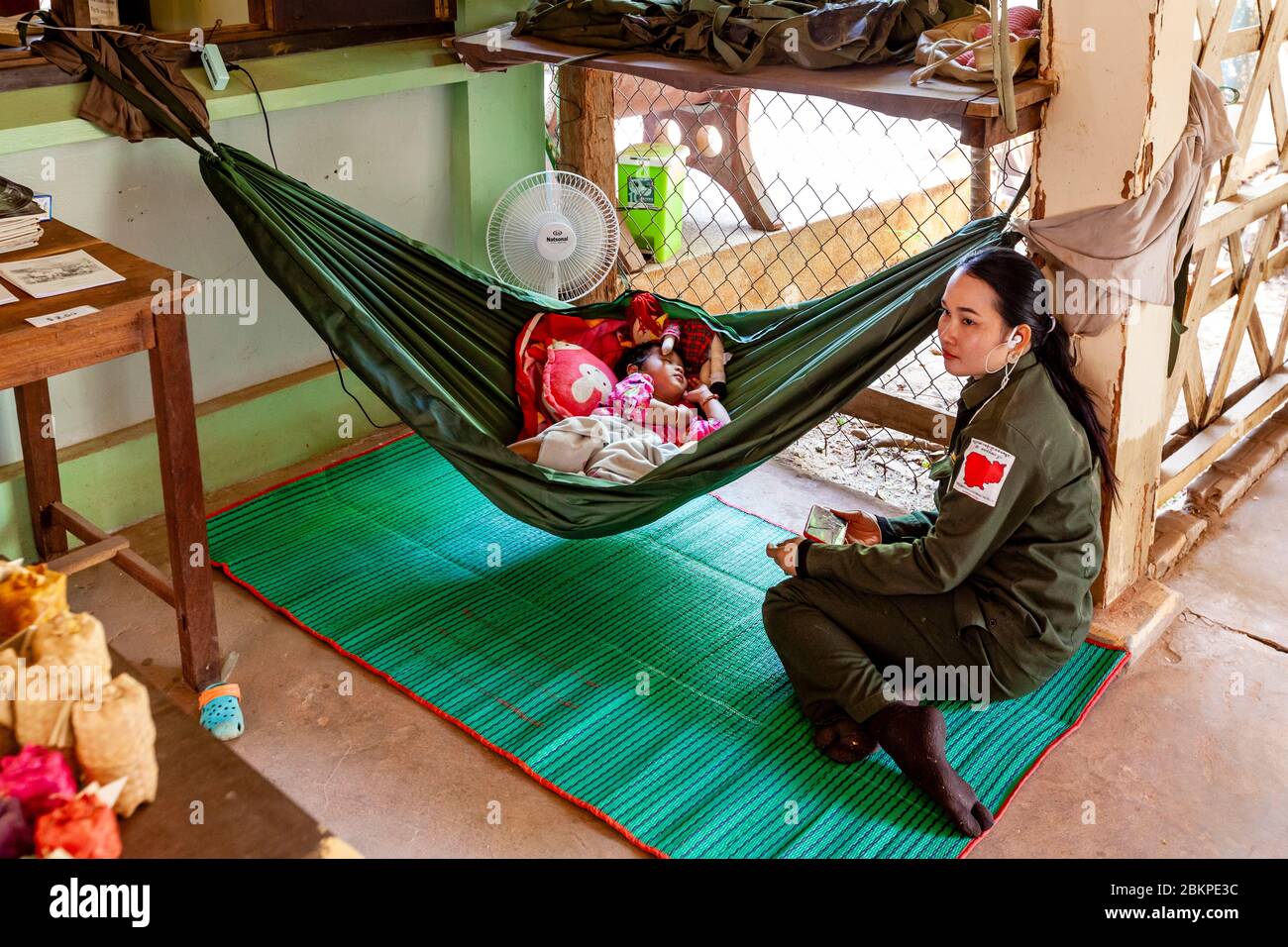 Ein Baby schläft in EINER Hängematte im kambodschanischen Landmine Museum, Siem Reap, Provinz Siem Reap, Kambodscha. Stockfoto