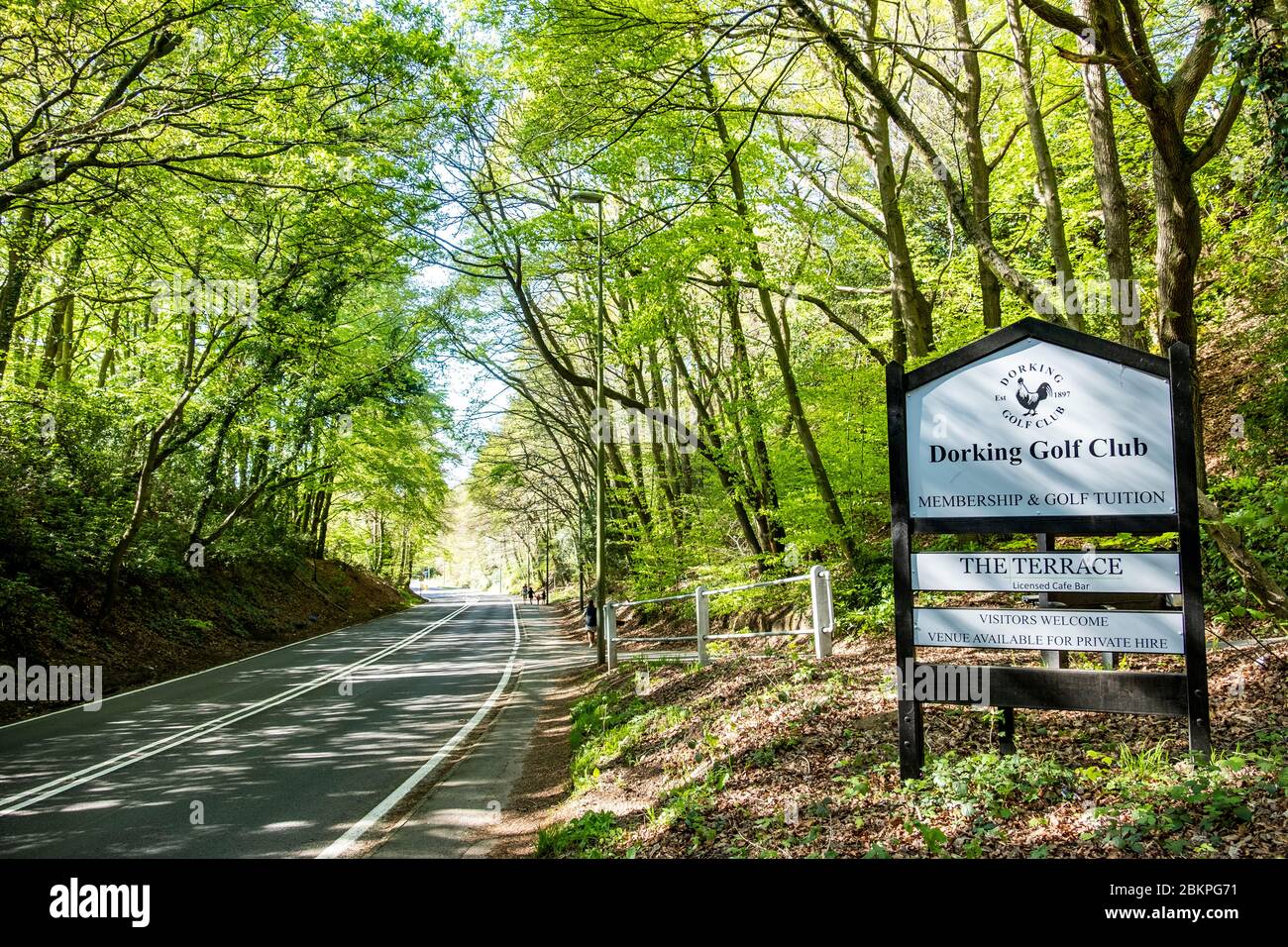 Dorking Surrey- Dorking Golfplatz Schild neben landschaftlich schönen Straße Stockfoto