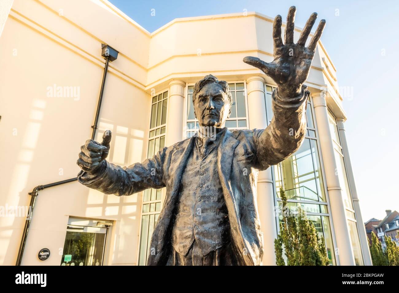 DORKING, UK- Statue von Ralph Vaughan Williams in Dorking Halls- ein berühmter britischer Komponist Stockfoto