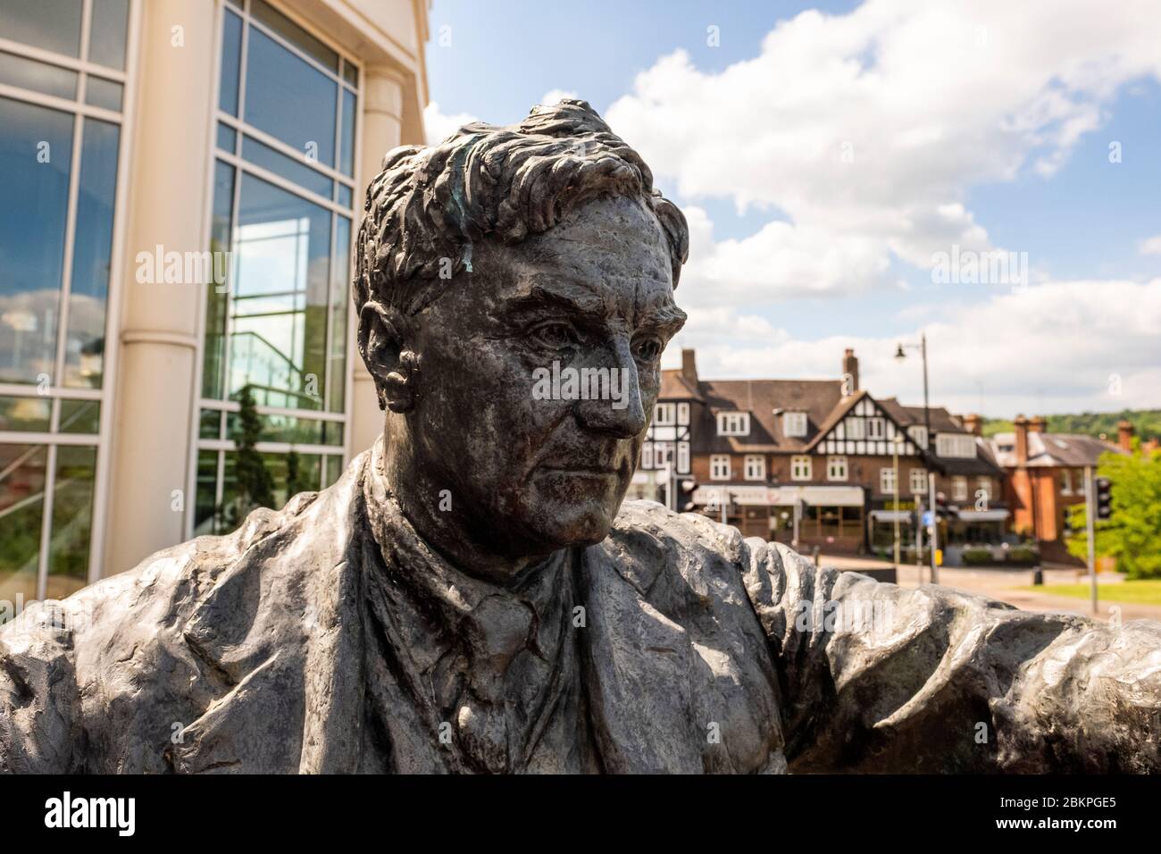 DORKING, UK- Statue von Ralph Vaughan Williams in Dorking Halls- ein berühmter britischer Komponist Stockfoto