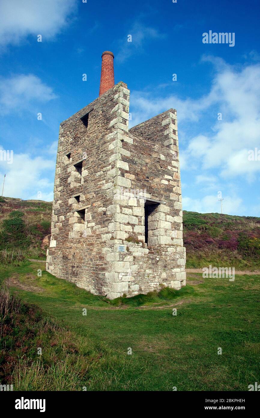 Ein Blick auf die Ruinen der alten Wheal Prosper Tin Mine an der Südküste von Cornwall bei Rinsey Head Stockfoto