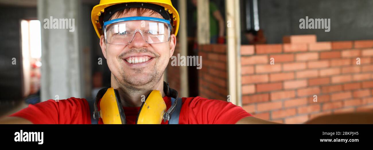 Backsteinwand hinter männlich Stockfoto