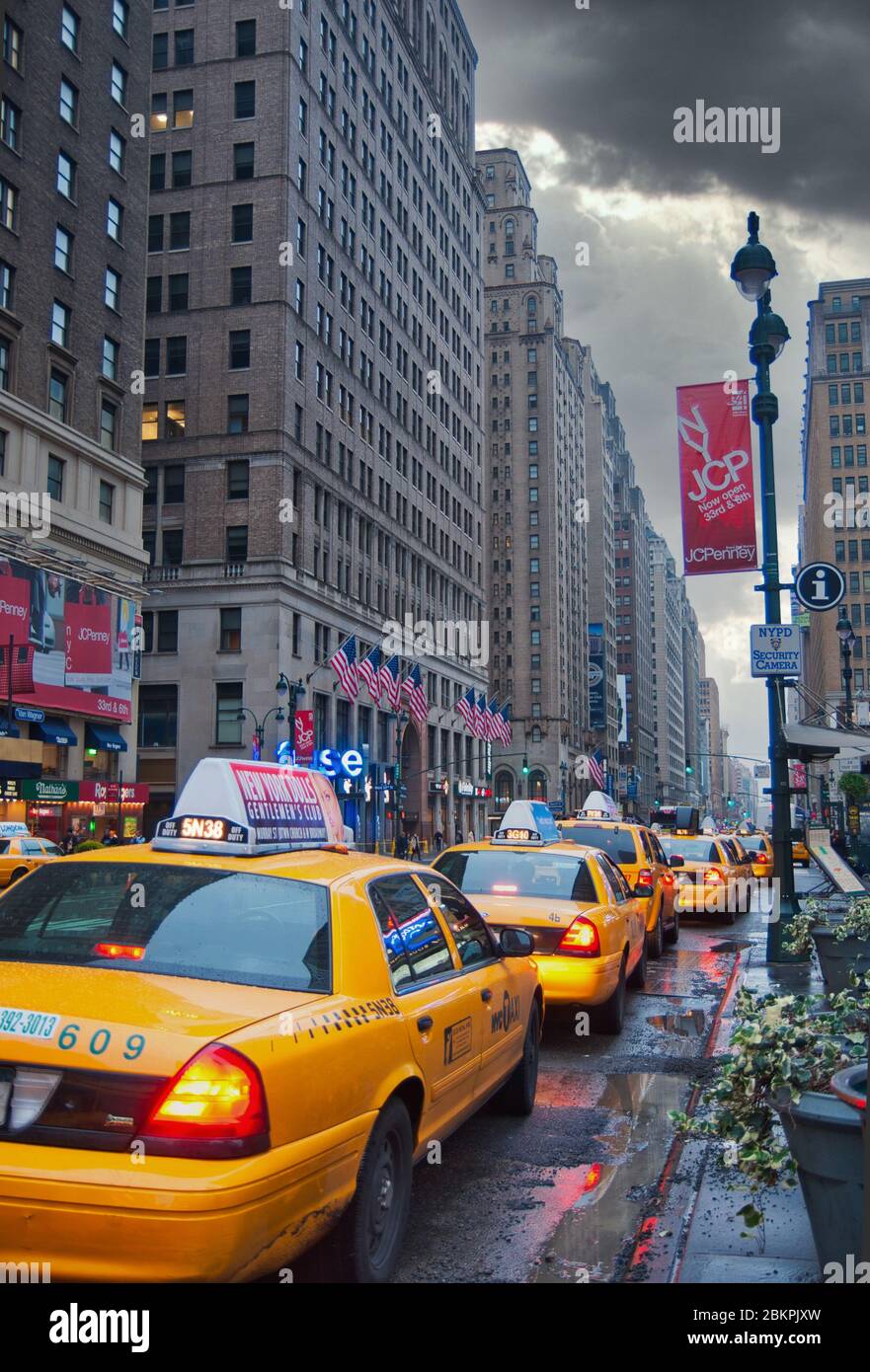 New York,NY,Vereinigte Staaten,Oktober 24,2009.Reihe von NY Taxi Taxis auf der City Street.Credit:Mario Beauregard/Alamy News Stockfoto