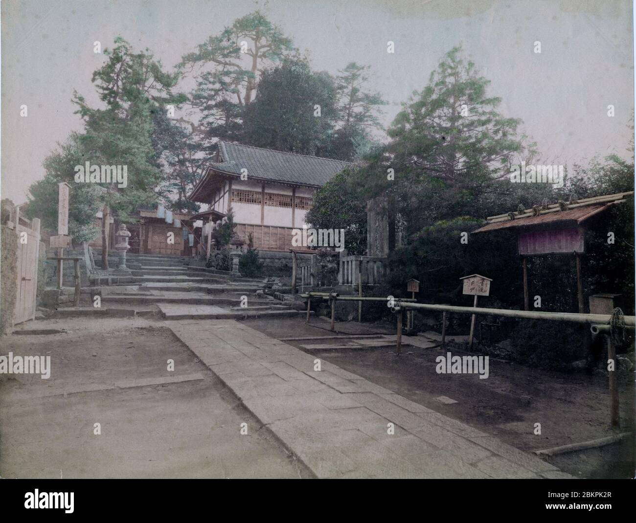 [ 1890er Japan - Japanischer Tempel ] - Buddhistischer Tempel. Vintage Albumin-Fotografie aus dem 19. Jahrhundert. Stockfoto