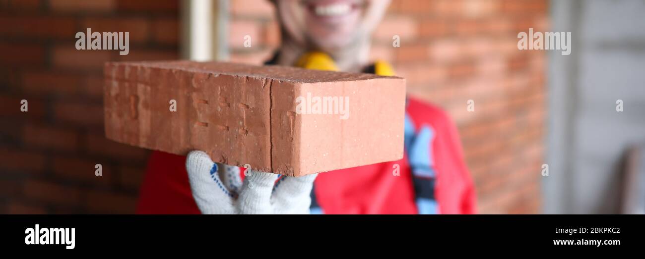 Fröhlicher Mann mit gelbem Helm Stockfoto