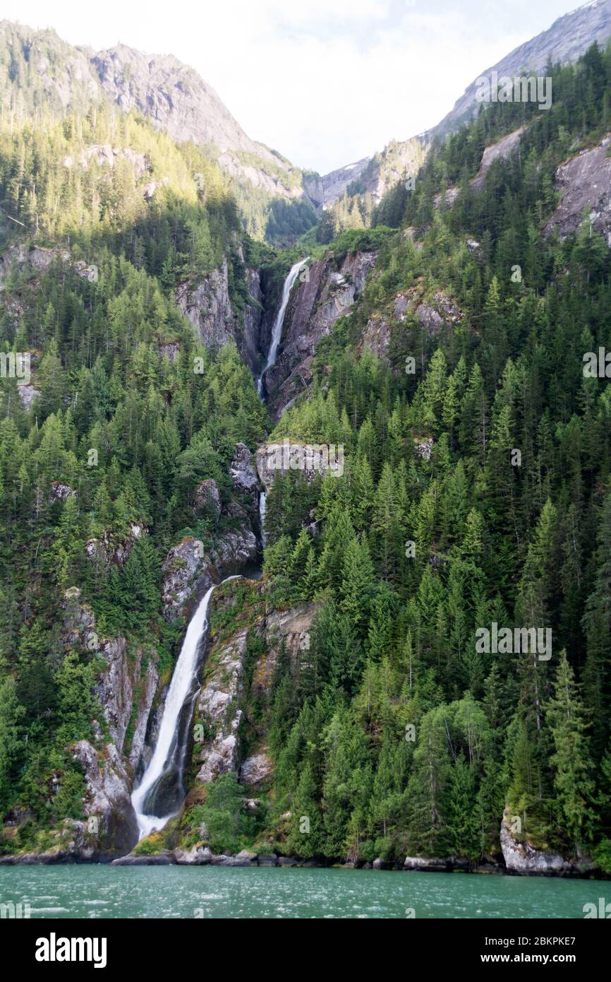 Ein hoher Wasserfall auf einem Fjord über einer pazifischen Küsteninlet in der Kitlope Region der Coast Mountains von British Columbia, Kanada. Stockfoto