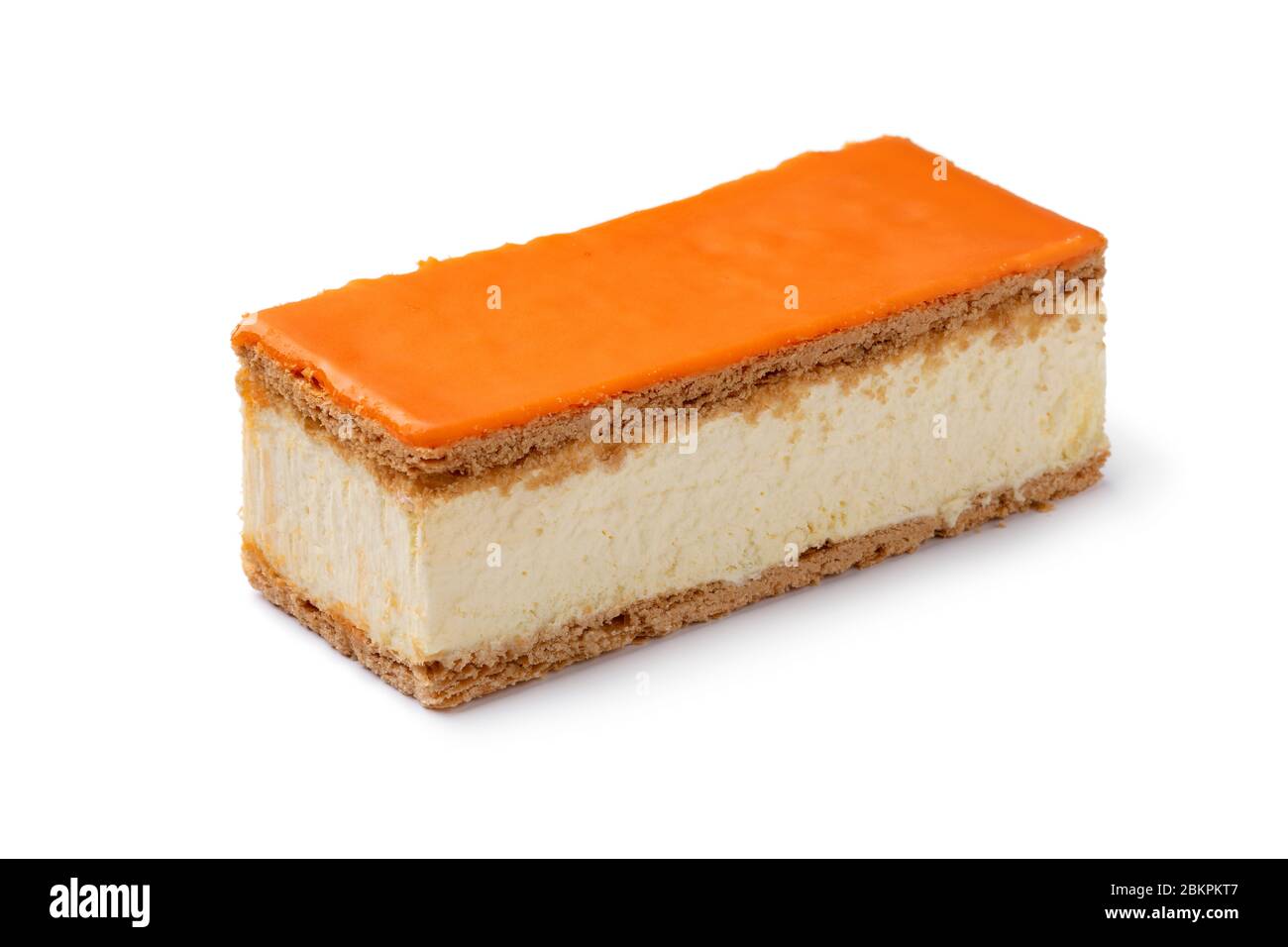 Single traditionelle holländische orange Tompouce Gebäck für Könige Tag isoliert auf dem Hintergrund Stockfoto