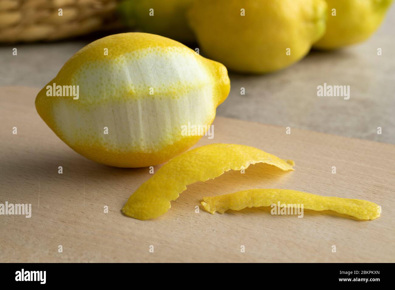 Frische Zitrone und dünne Schale vorne aus nächster Nähe Stockfoto