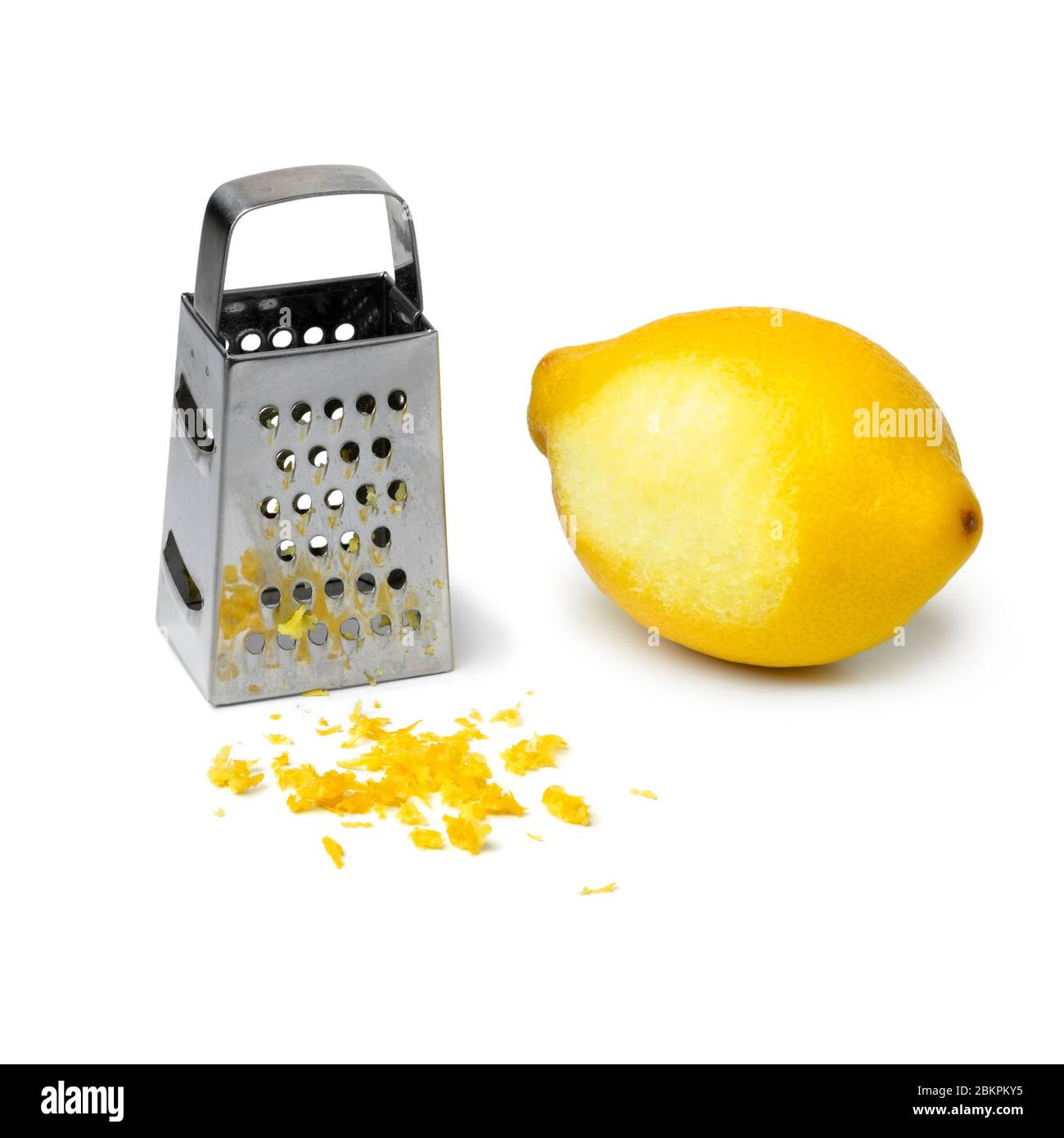 Frische Zitronenschale und Reibe auf weißem Hintergrund isoliert Stockfoto Frische Zitronenschale und Reibe auf weißem Hintergrund isoliert Stockfoto