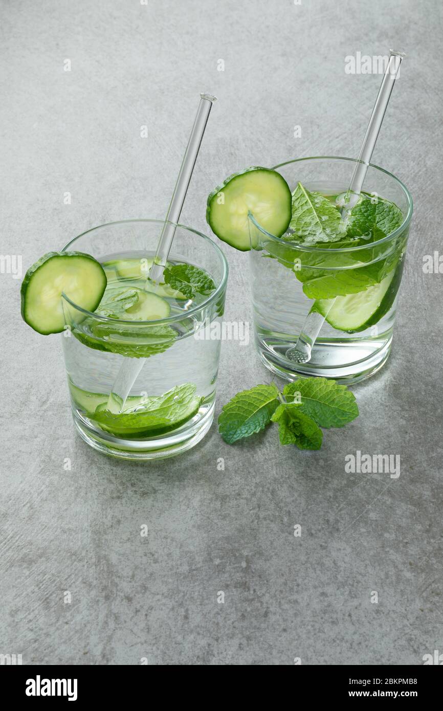 Paar Gläser mit Wasser, Gurke und Minze Stockfoto