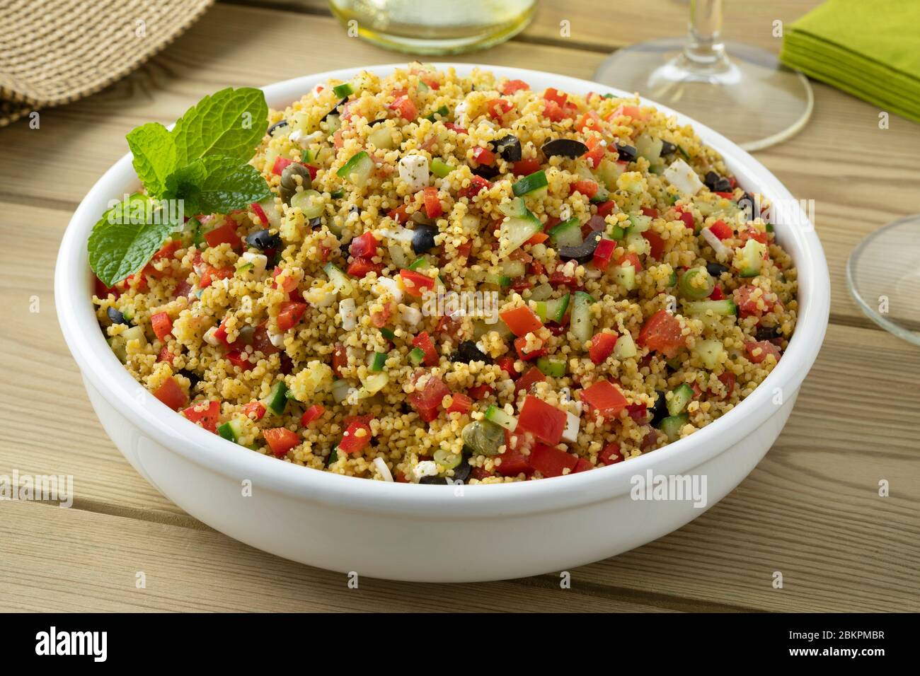 Gericht mit frisch gekochtem Tabouleh an einem Gartentisch Stockfoto