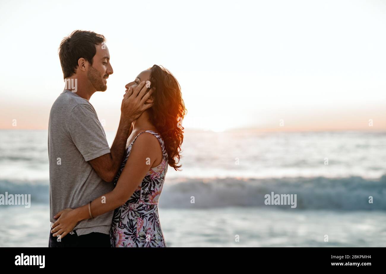 Liebespaar, die einen romantischen Moment gemeinsam am Strand verbringen Stockfoto