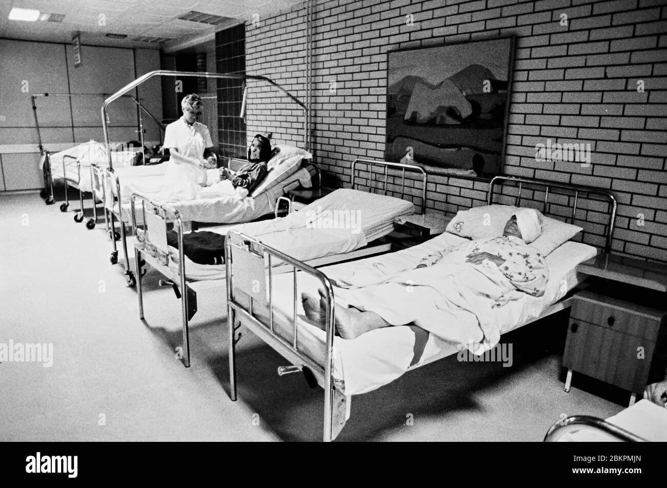 Bosnien 1993 bei Mostar während des Balkankriegs - Flüchtlinge in Krankenhausbetten warten darauf, was die Zukunft bringt Stockfoto