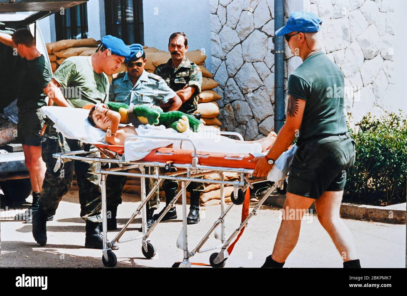 Bosnien 1993 bei Mostar während des Balkankrieges - Junge Kinder, die aus Mostar gerettet wurden, werden von UN-Truppen ins Krankenhaus gebracht Stockfoto