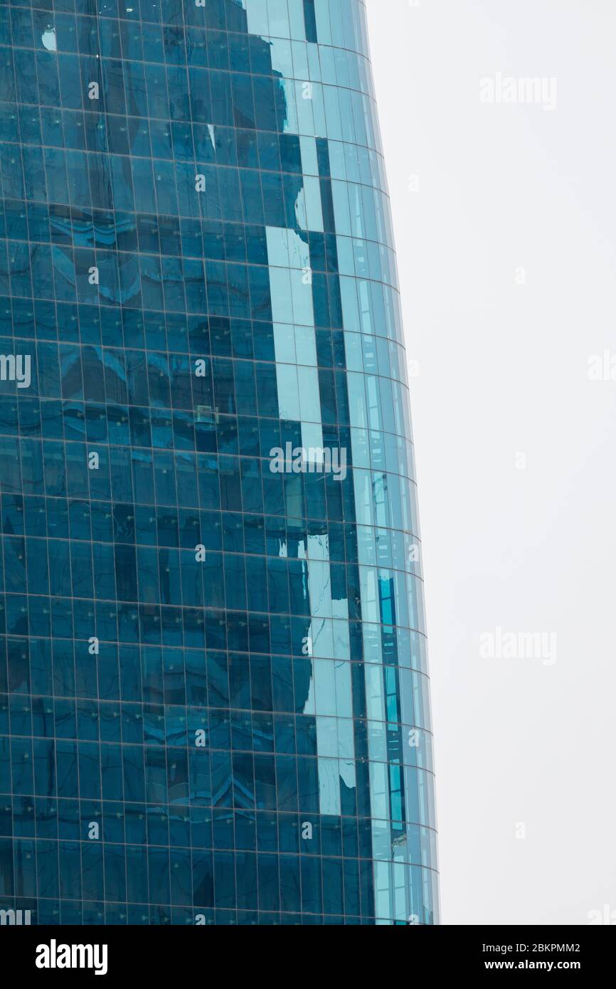 Nahaufnahme der Fassade eines der Hochhäuser und Geschäftsgebäude des Gambir-Gebiets in Zentral-Jakarta, Indonesien. Stockfoto