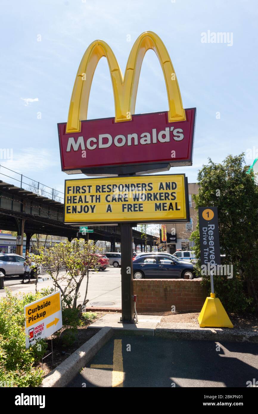 Ein Schild in einem McDonald's Restaurant bietet eine kostenlose Mahlzeit für Ersthelfer und Mitarbeiter im Gesundheitswesen Stockfoto