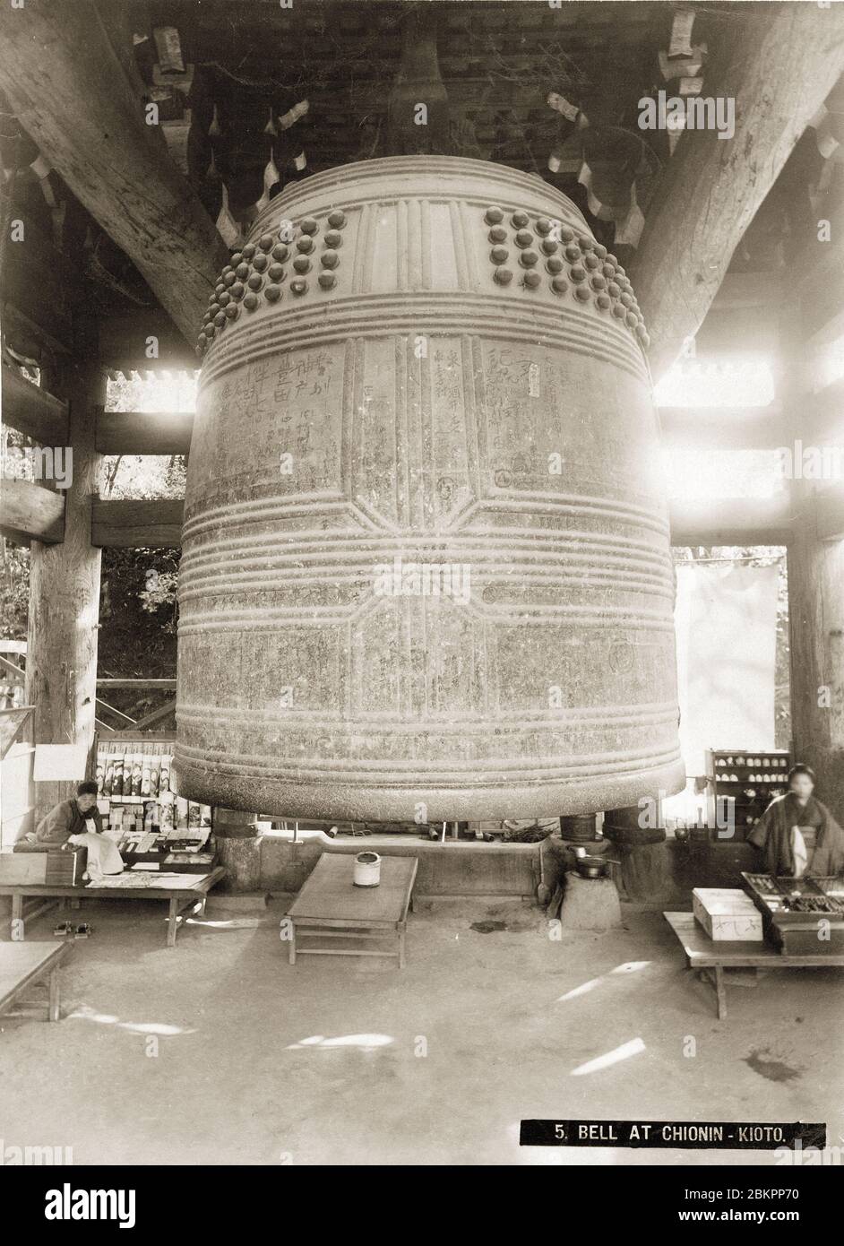 [ 1890er Japan - Bronze Temple Bell, Kyoto ] - die Bronze-Tempelglocke des Chion-in buddhistischen Tempels im Higashiyama Bezirk in Kyoto. Die Glocke wurde Anfang des 17. Jahrhunderts gegossen und war 4.5 Meter hoch. Vintage Albumin-Fotografie aus dem 19. Jahrhundert. Stockfoto