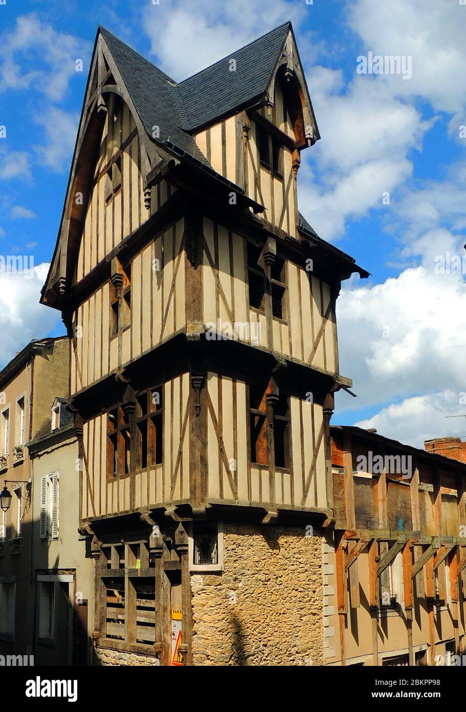 Mittelalterliche Fachwerkhäuser im Märchenstil, die in Laval, Region Limoges, Frankreich, restauriert werden Stockfoto