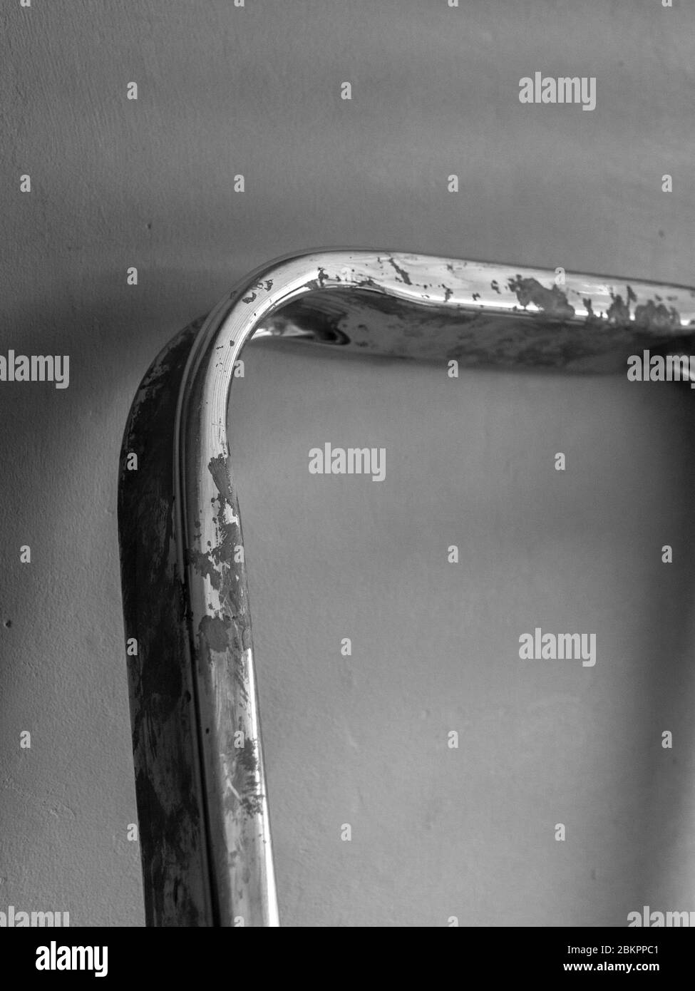 Glasgow, Schottland, Großbritannien. 2. April 2020: Schwarz-Weiß-Fotografie einer Nahaufnahme von Stahlleitern. Während des Coronavirus aufgenommen Stockfoto