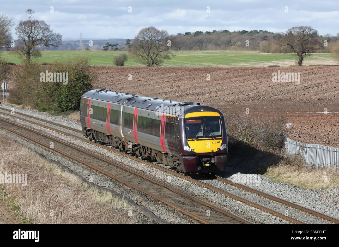 Ein Diesel-Personenzug der Klasse 170, der durch die Landschaft von Staffordshire in Großbritannien fährt. Stockfoto