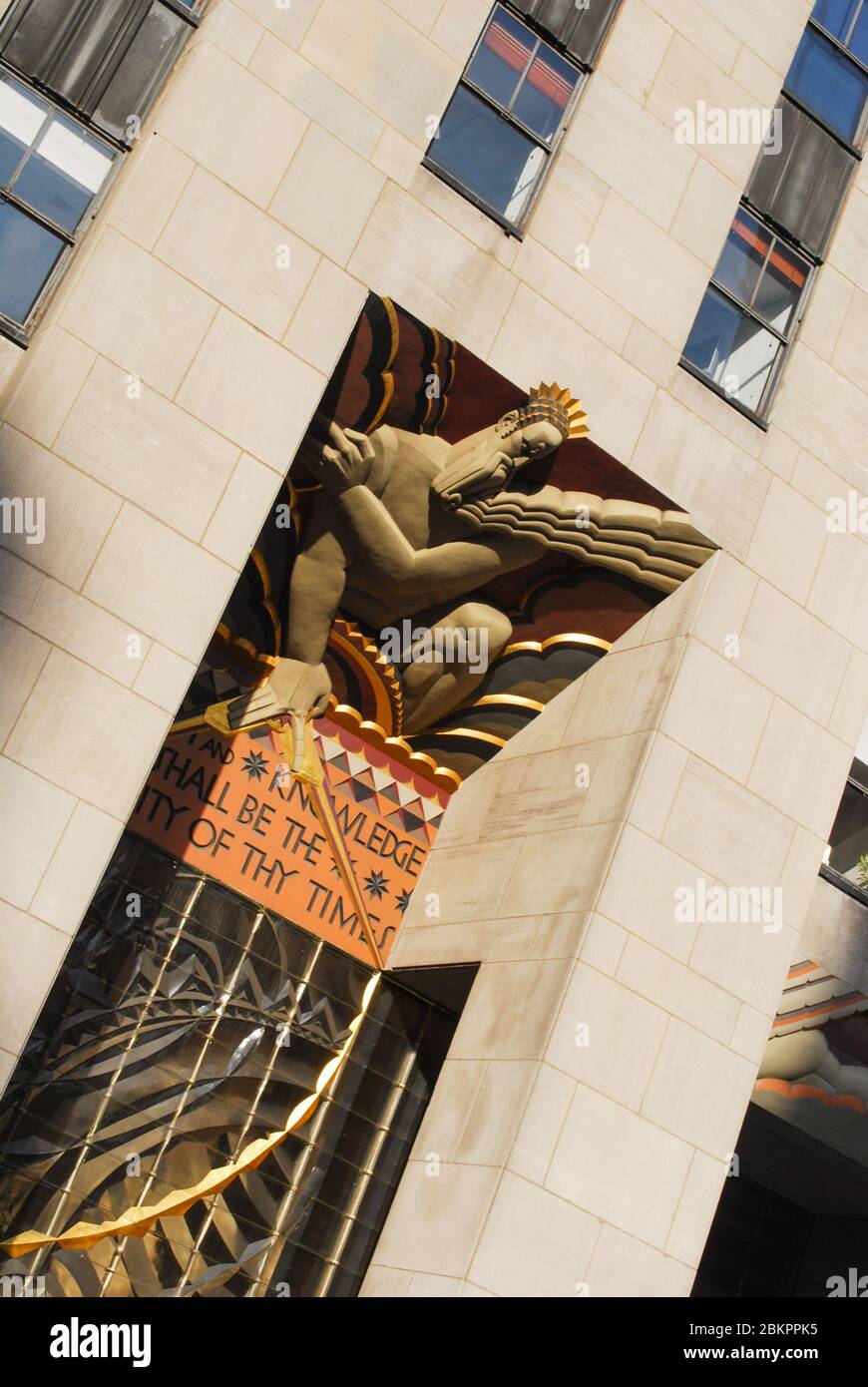 Isaiah 33:6 Rockefeller Center, 45 Rockefeller Plaza, New York, NY, USA von Raymond Hood Associated Architects Lee Lawrie Stockfoto