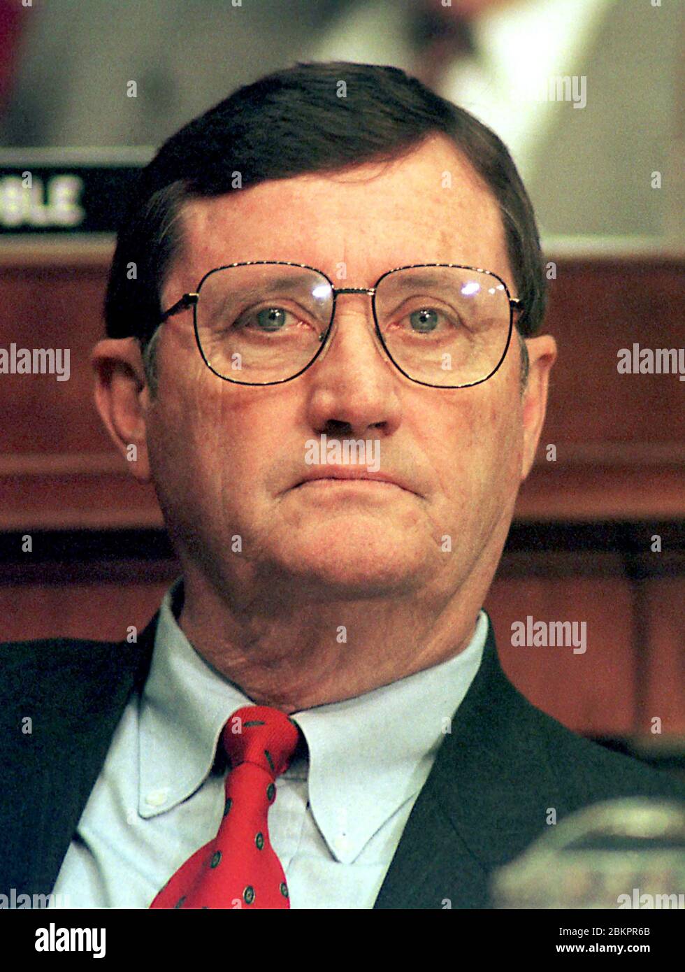 Der US-Repräsentant William L. (Bill) Jenkins (Republikaner von Tennessee) hört sich die Eröffnungserklärungen während der Anhörung des US-Justizausschusses auf dem Capitol Hill in Washington an, um zu bestimmen, ob es am 5. Oktober 1998 eine Amtsenthebungsverfahren gegen US-Präsident Bill Clinton geben soll.Quelle: Ron Sachs/CNP Stockfoto