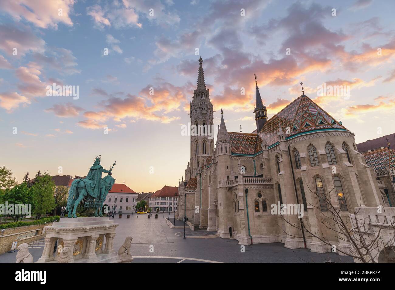 Budapest Ungarn, Sonnenuntergang in der Matthias Kirche und Fischerbastei Stockfoto