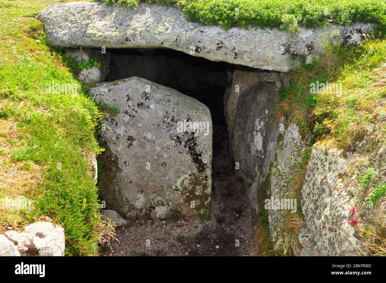 Teilweise blockierter Eingang zur Grabkammer von Porth Hellick, Scillonisches Eingangsgrab, spätneolithische oder frühe Bronzezeit. Ca. 2500BC. St. Marys, Stockfoto