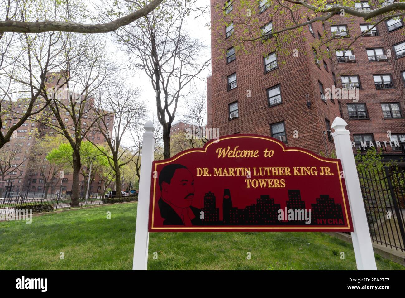 Willkommen bei dem öffentlichen Wohnprojekt Dr. Martin Luther King Jr. Towers in Harlem, Teil der New York City Housing Authority oder NYCHA Stockfoto
