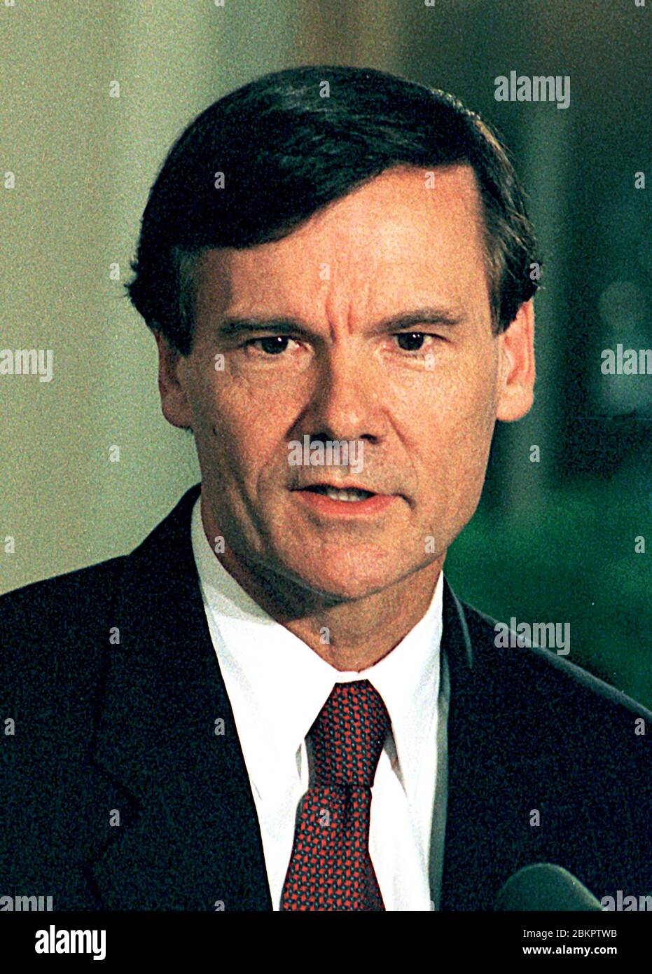 Der US-Senator Tim Hutchinson (Republikaner von Arkansas) spricht während der Zeremonie im Weißen Haus, die den Mitgliedern der "Little Rock Nine" am 9. November 1999 in Washington, DC die Goldmedaille des Kongresses überreicht.Quelle: Ron Sachs/CNP Stockfoto