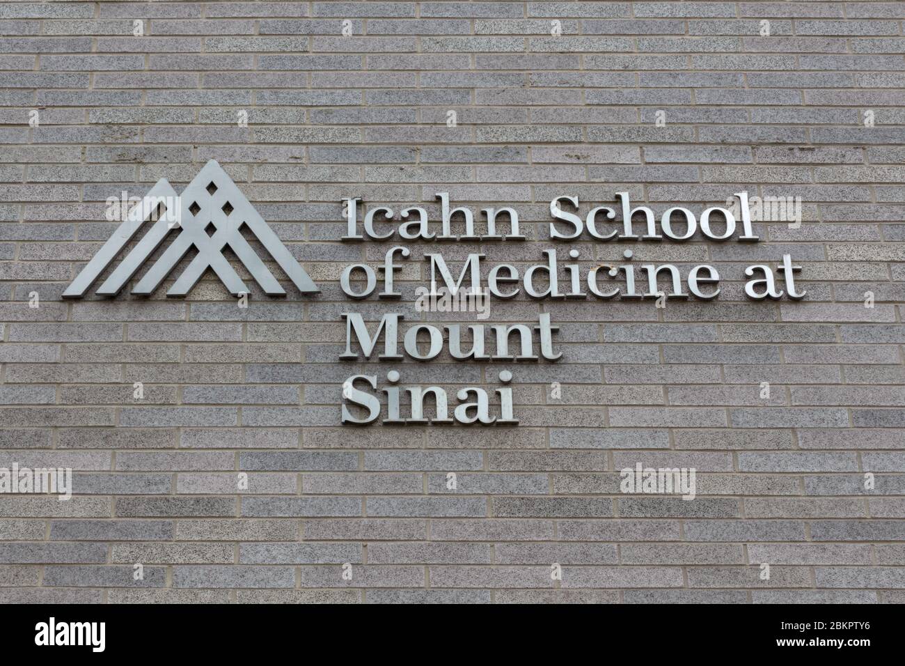 schild an der 5. Avenue Fassade der Icahn School of Medicine am Berg Sinai. Es ist der akademische Lehrzweig des Mount Sinai Gesundheitssystems Stockfoto