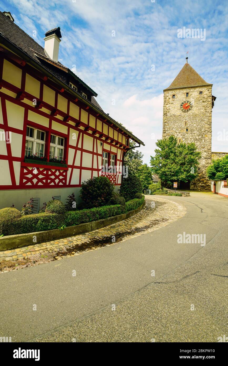 Beeindruckender Uhrturm am Oberen Kaiserstuhl, Kanton Aargau, Schweiz. Stockfoto