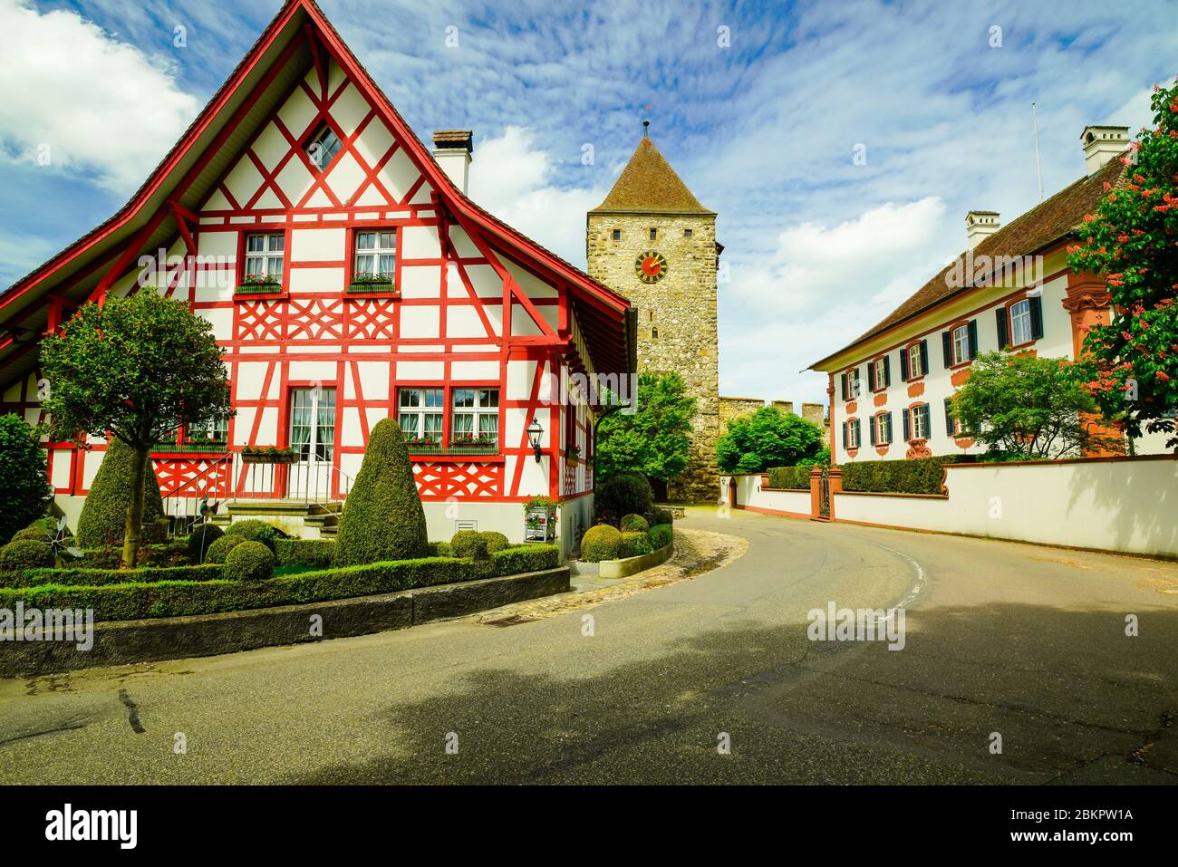 Beeindruckender Uhrturm am Oberen Kaiserstuhl, Kanton Aargau, Schweiz. Stockfoto