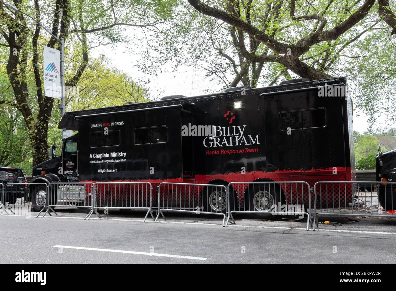 Billy Graham Evangelistic Association van parkte vor dem Feldkrankenhaus, das von Samaritans Purse eingerichtet wurde, um Coronavirus oder Covid-19 Patienten zu behandeln Stockfoto