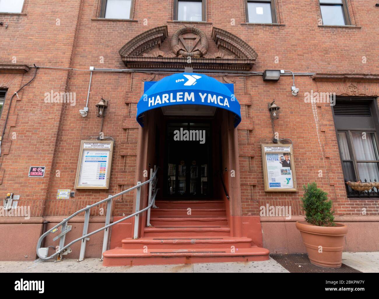 Harlem YMCA, ein gemeinnütziges Gemeindezentrum, das kostenlose und kostenpflichtige Fitnesskurse, Jugendsportarten, After School Programme, Kunstkurse und andere Programme anbietet Stockfoto