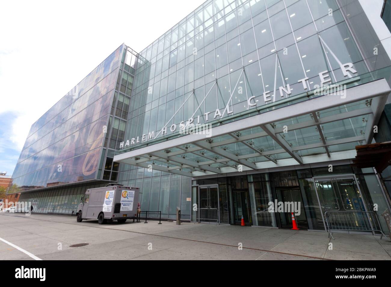 Weite Ansicht der Fassade des Harlem Hospital Center in Harlem, einem öffentlichen Lehrkrankenhaus. Stockfoto