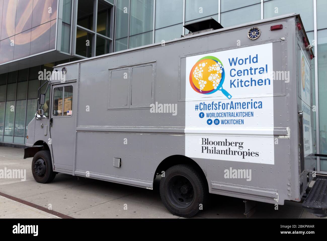 World Central Kitchen van, eine Wohltätigkeitsorganisation, die Mahlzeiten für die von Naturkatastrophen betroffenen Personen anbietet, vor dem Harlem Hospital. Bloomberg Philanthropien Stockfoto