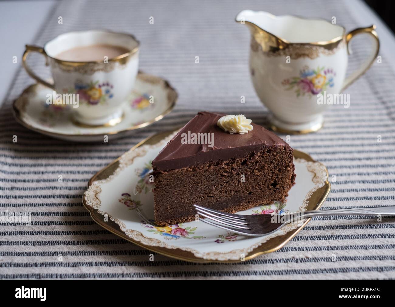 Schokoladenmousse mit Ganache-Belag im Choc-O-Latté Café, Clashmore, Sutherland, Schottland Stockfoto