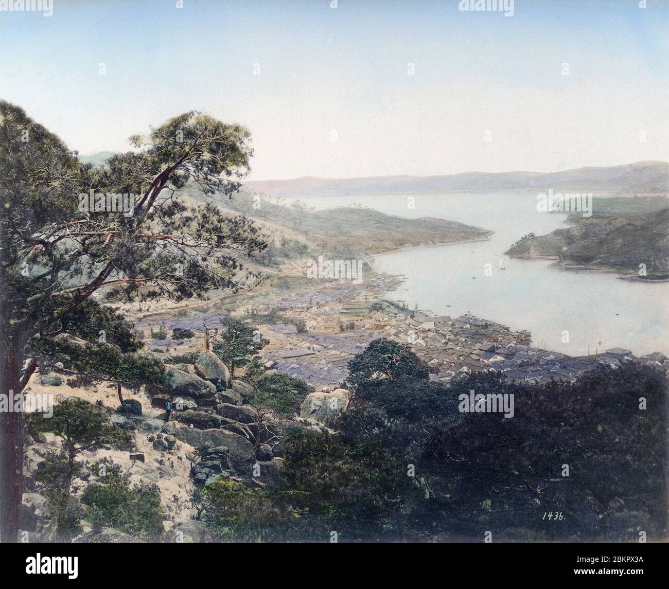 [ 1890er Jahre Japan - Blick auf Onomichi ] - Panoramablick auf Onomichi und das Seto Binnenmeer in der Präfektur Hiroshima. Die Stadt war ein wichtiger Hafen für den Transport von Gütern. Vintage Albumin-Fotografie aus dem 19. Jahrhundert. Stockfoto